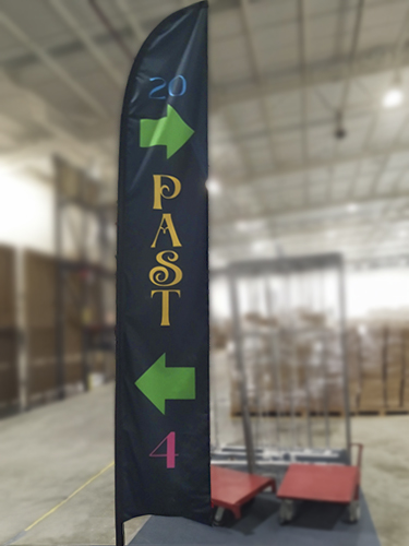 Directional flag indicating sections left and right with green arrows.