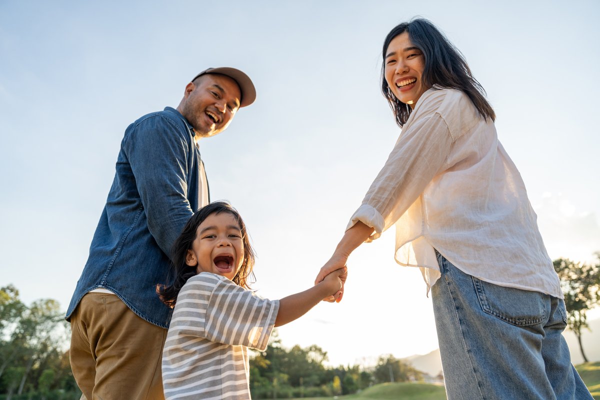 Familia feliz celebrando el Día del Padre con regalos personalizados