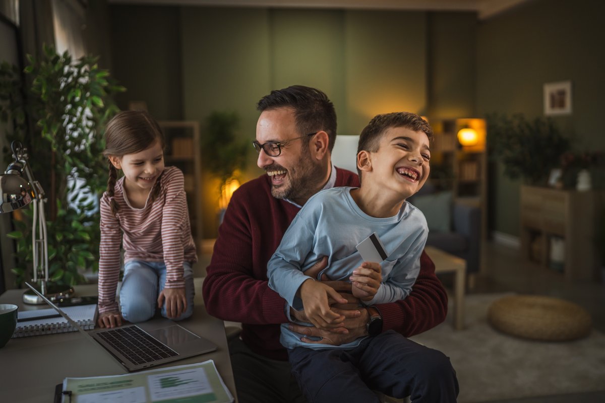 Papá disfrutando con sus hijos - ideas de regalos personalizados para el Día del Padre