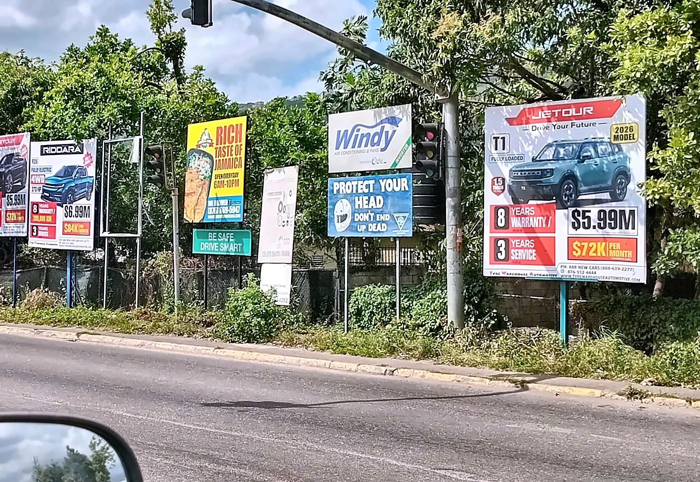 Jetour 10x8 mini-board standing out among roadside signs