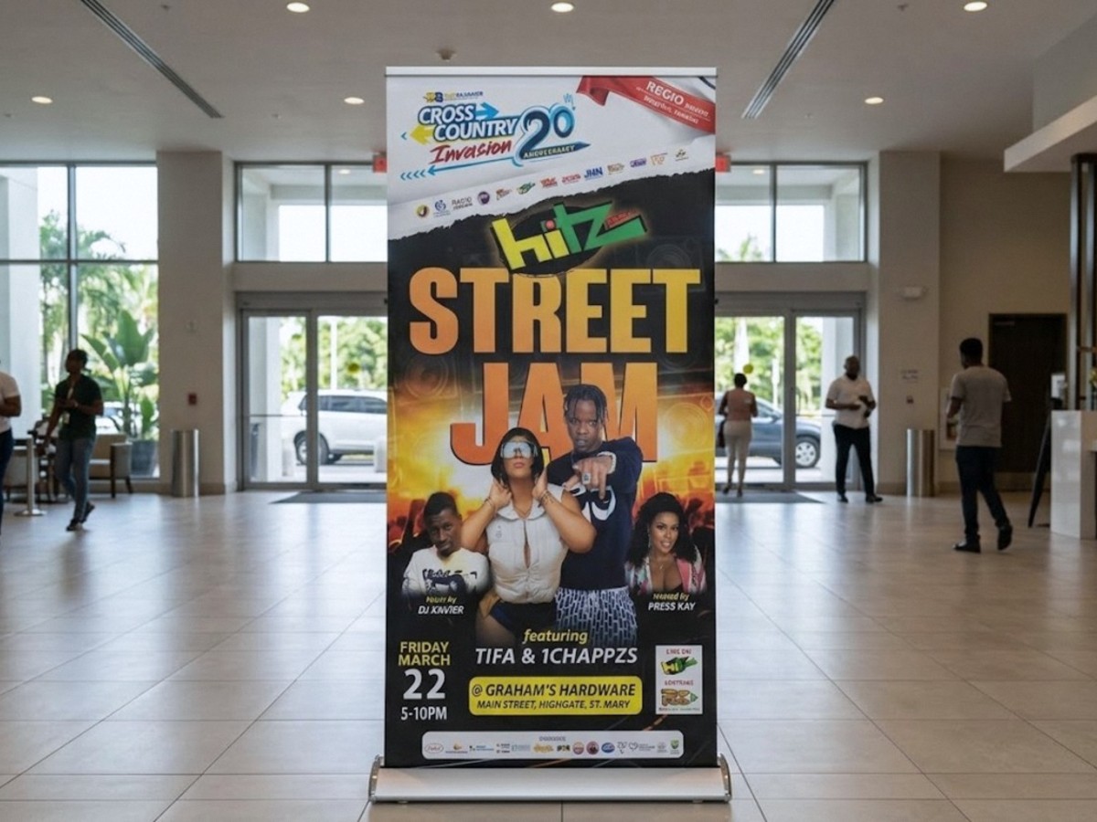 Retractable roll-up banner