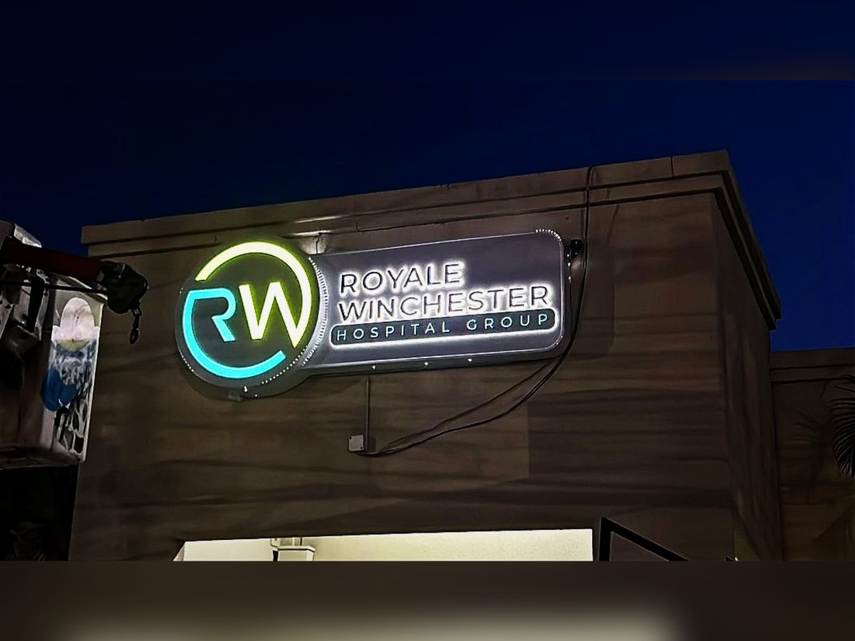 Halo-lit sign · Royale Winchester