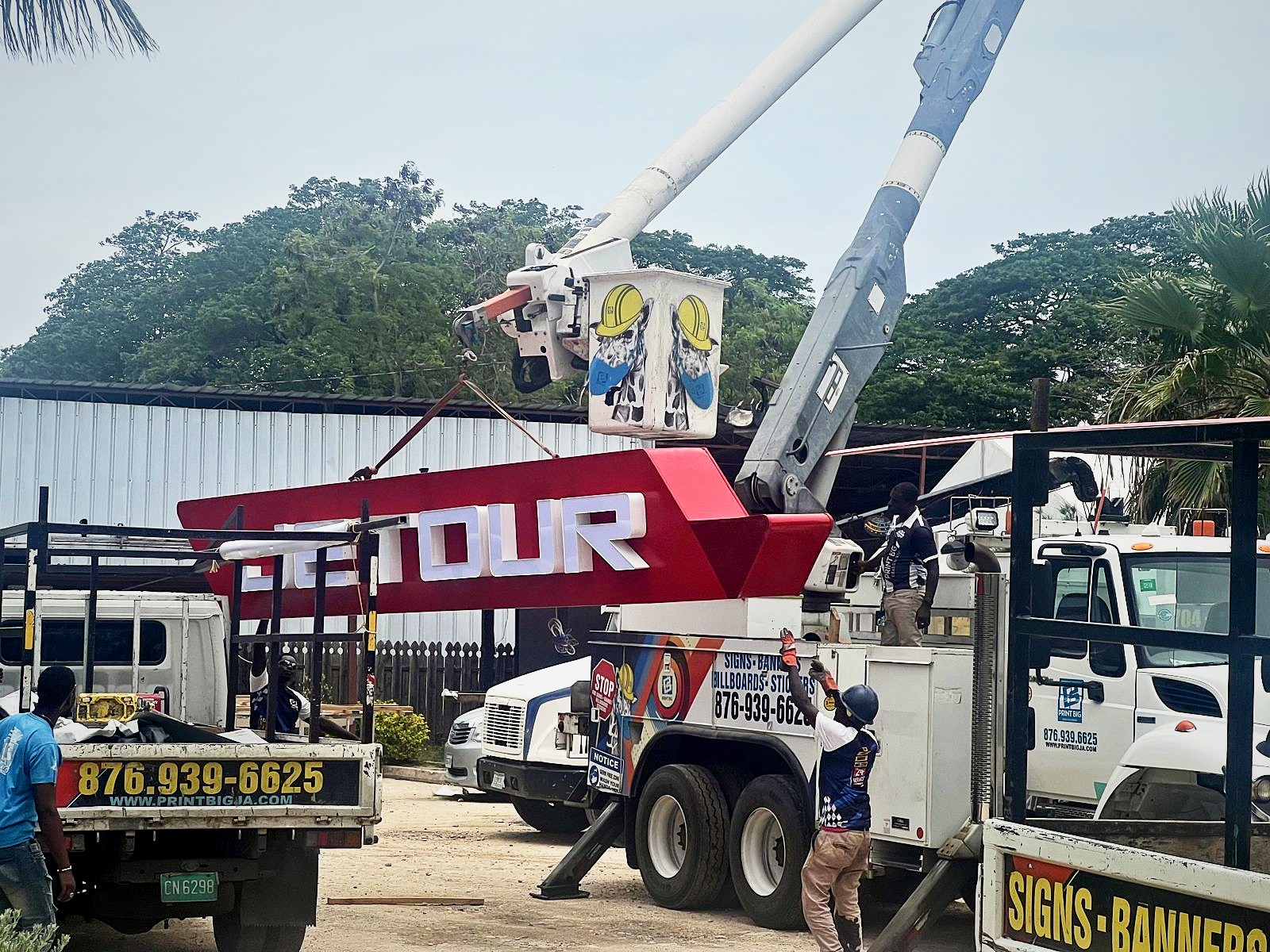 Sign installation by crane · Jetour